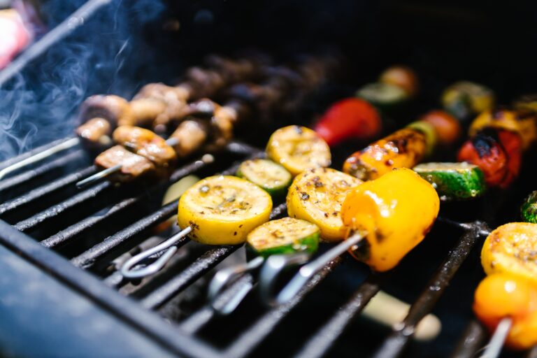Groentespiesjes op een barbecue — sfeerbeeld bij buiten koken