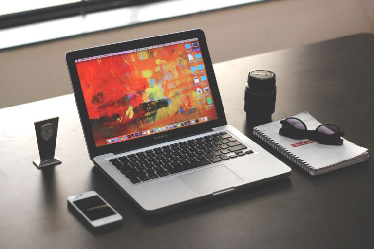 Een MacBook op een bureau — sfeerbeeld bij laptoponderhoud